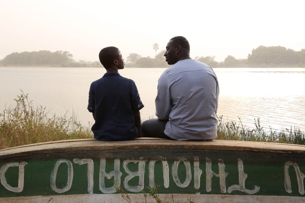 Scena del film Il Viaggio di Yao di Pierre-François Martin-Laval: il piccolo Yao e Omar Sy in Senegal